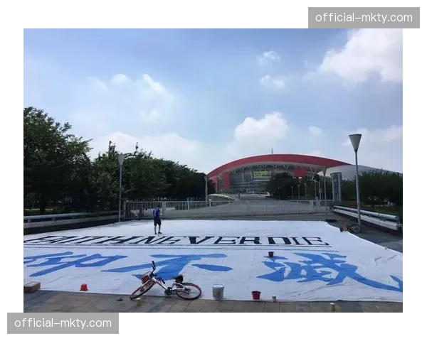 巴黎王子公园球场巨型Tifo震撼亮相,球迷拼绘“十二冠王”字样致敬球队